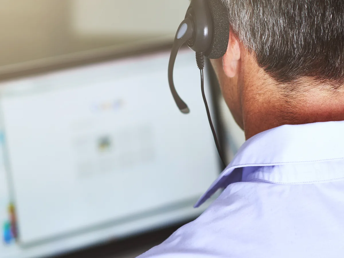 Fachkraft wertet Betriebsdaten einer Anlage aus der Ferne am Laptop aus