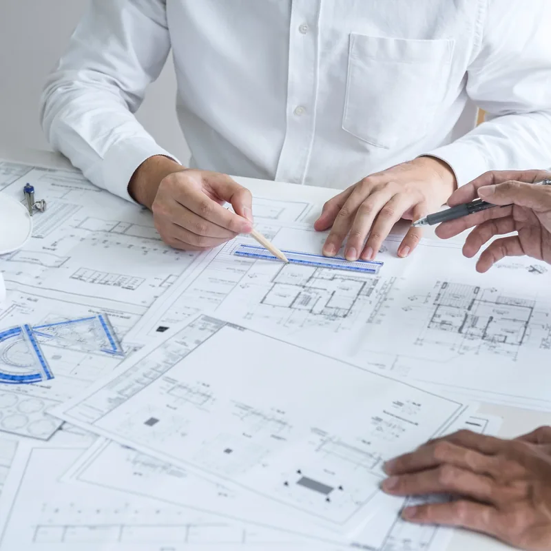 Bauingenieur arbeitet an einem technischen Bauplan
