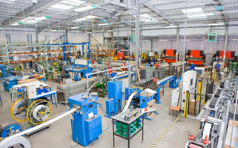 Moderne Produktionshalle mit Maschinen und Fördertechnik