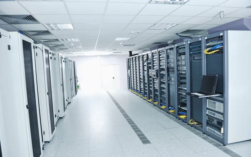 Serverraum mit Rack-Reihen in einem Rechenzentrum