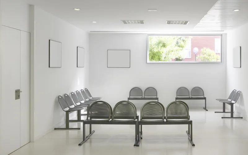 Heller Wartebereich einer Arztpraxis