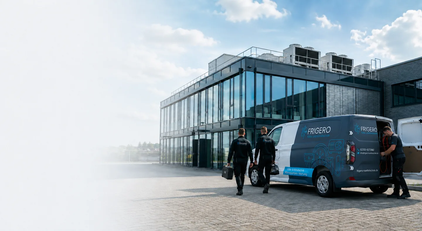 Servicetechniker der Frigero GmbH mit Firmenfahrzeug vor einem Gewerbegebäude mit Kälteanlagen auf dem Dach