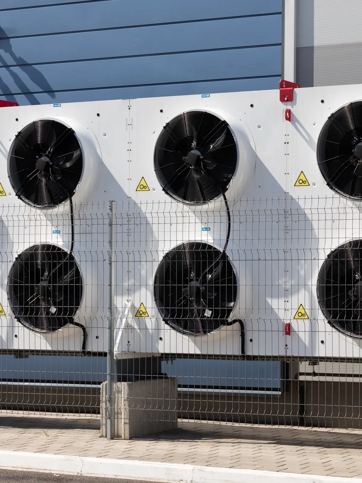 Industrielle Klimaanlagen an der Außenwand eines Gebäudes