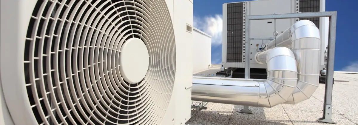 Außen aufgestelltes Klimagerät mit Ventilator und Luftführung