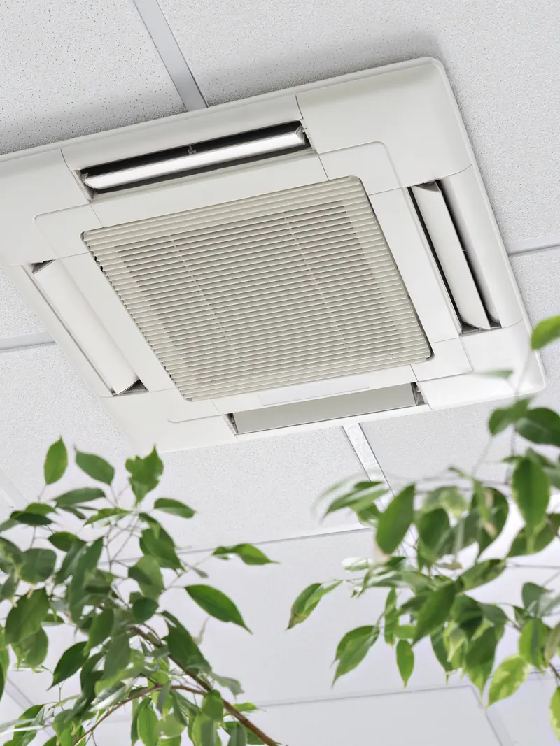 Deckenkassette einer Klimaanlage in einer abgehängten Bürodecke