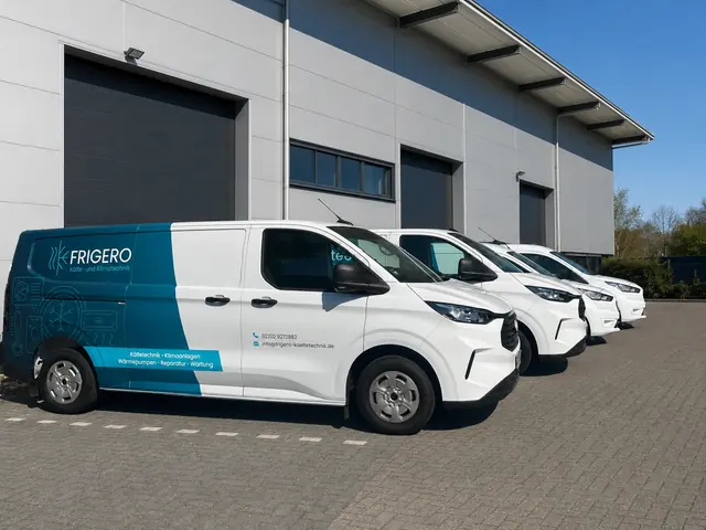 Die Servicefahrzeug-Flotte der Frigero GmbH vor der Betriebshalle